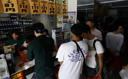 6일 일본 홋카이도(北海道) 삿포로(札晃)시의 한 편의점에 시민들이 식료품 등을 사기 위해 줄을 서 있다. 이날 새벽 일어난 규모 6.7 강진으로 정전이 된 가운데에서도 이 편의점은 영업을 하고 있다.   연합뉴스